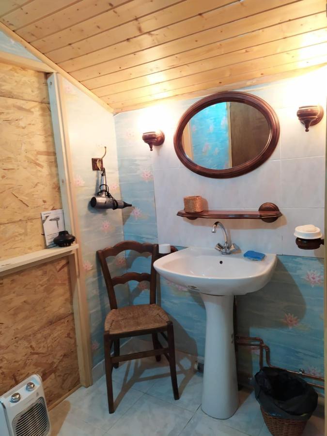 Chardon Bleu Appartement Chambre Cuisine Coin A Manger Sanitaires Salle D'Eau Barcelonnette Exterior foto